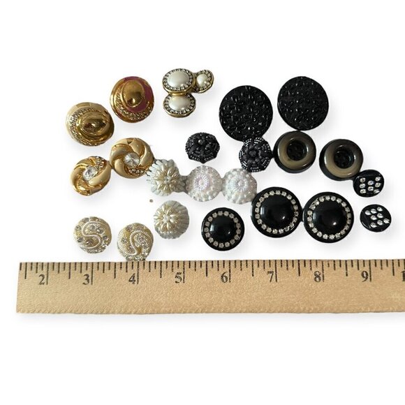 Assorted‎ Vintage Buttons, 24 pieces. - Picture 3 of 8